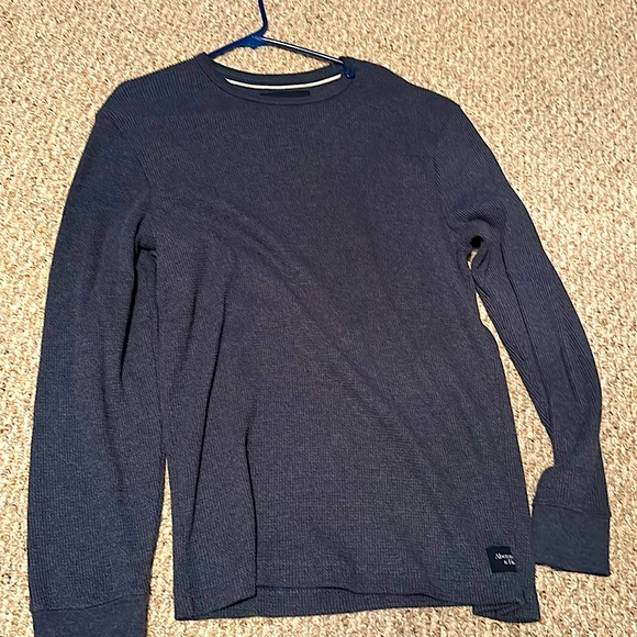 Comfortable barely worn long sleeve grey t-shirt. In great condition - Picture 1 of 2